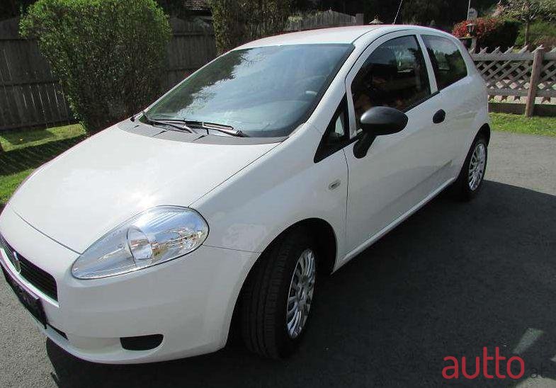 2011' Fiat Grande Punto photo #1