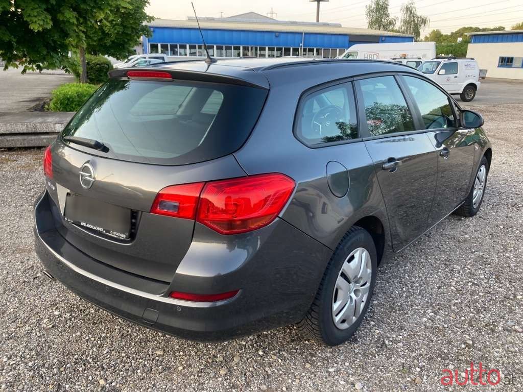 2011' Opel Astra photo #6