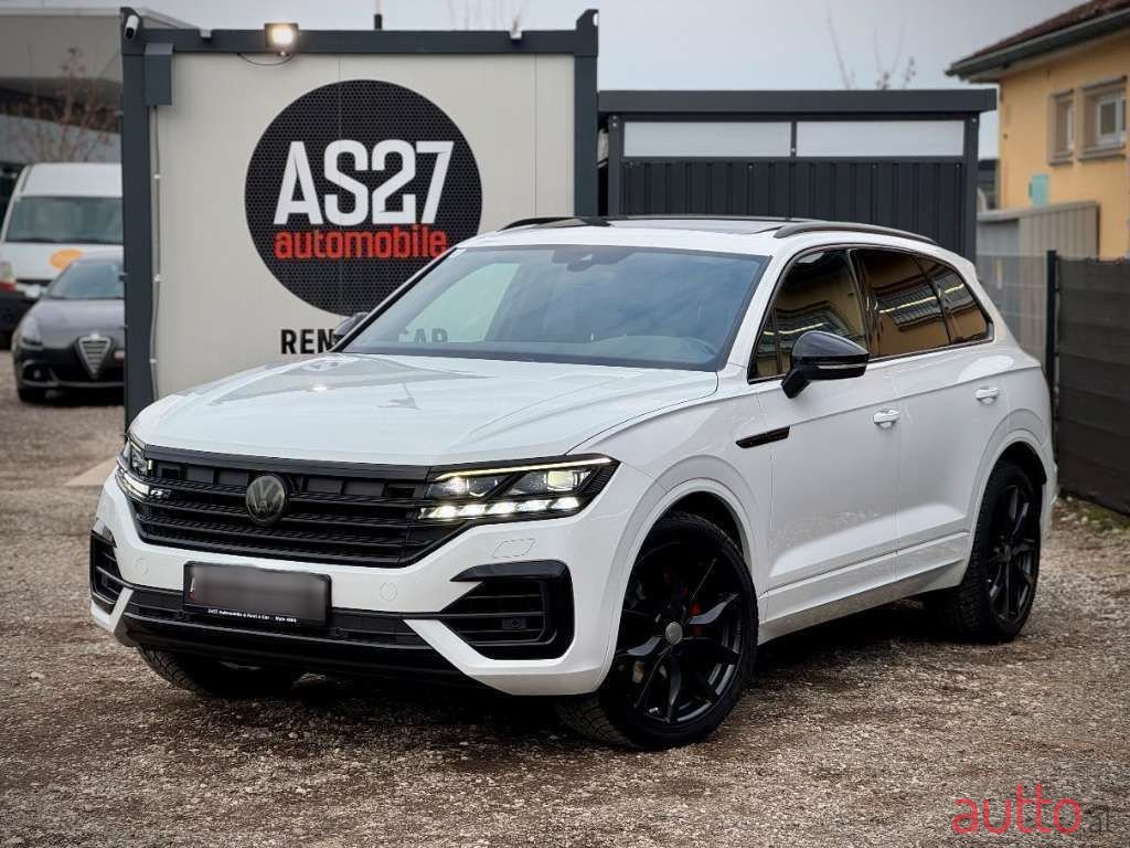 2019' Volkswagen Touareg photo #1