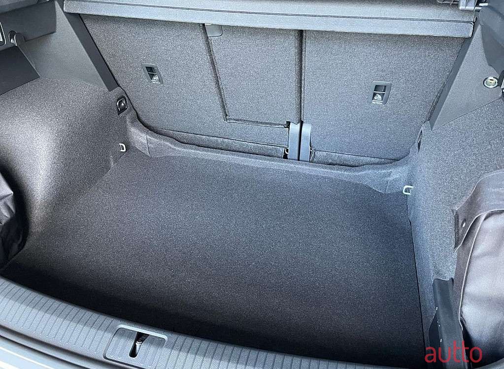 2022' Volkswagen Tiguan photo #4