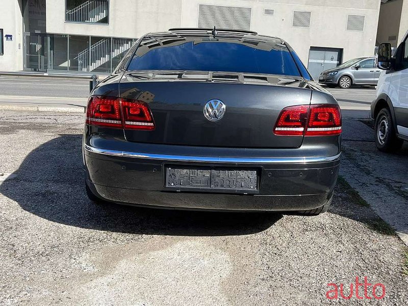2013' Volkswagen Phaeton photo #5