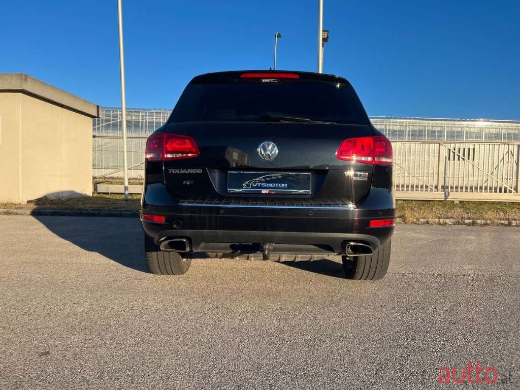 2011' Volkswagen Touareg photo #4