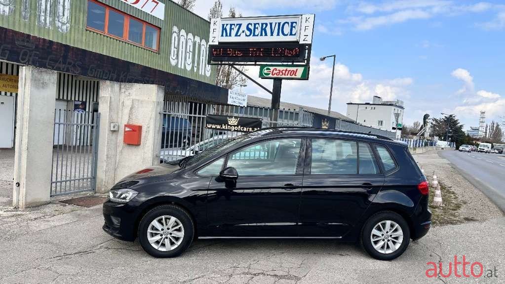 2017' Volkswagen Golf photo #2