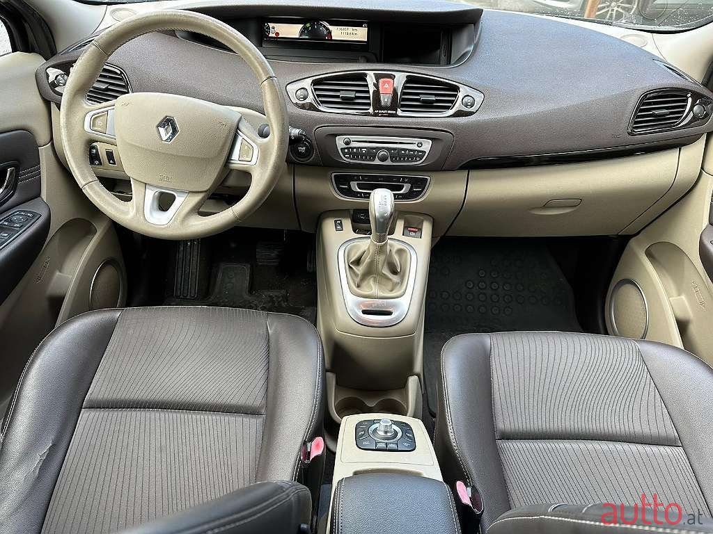 2011' Renault Megane photo #5