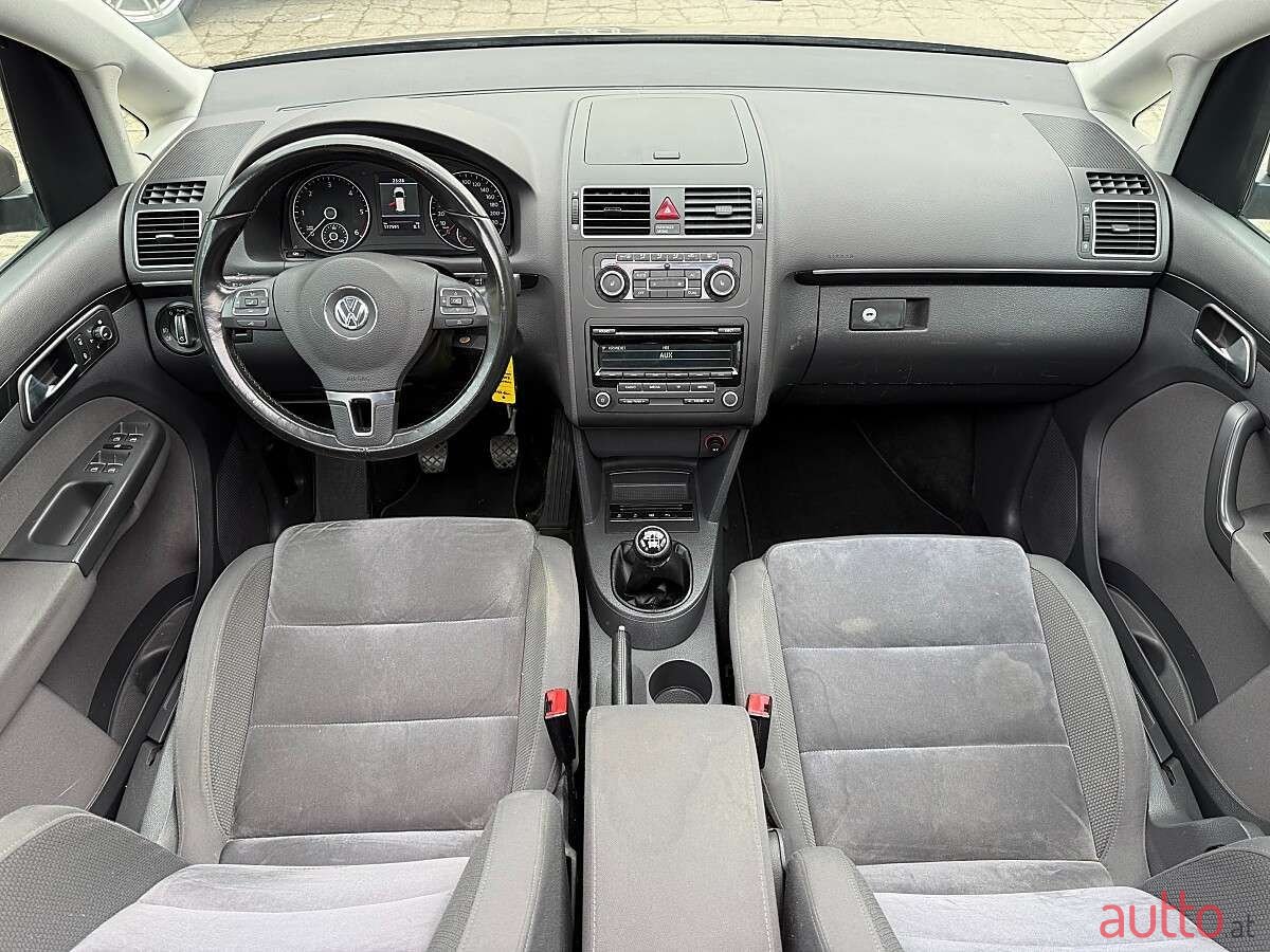 2011' Volkswagen Touran photo #4