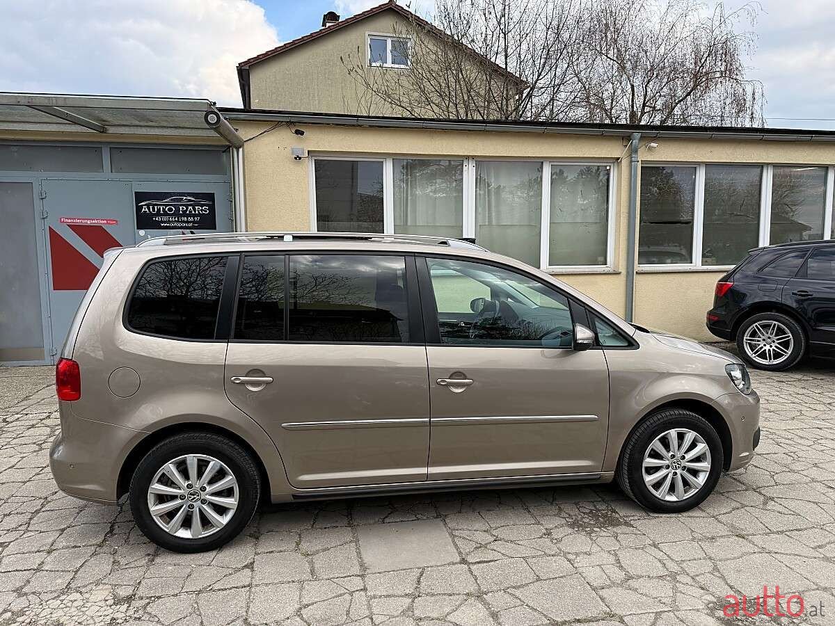 2011' Volkswagen Touran photo #6