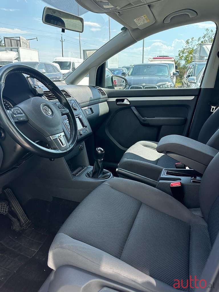 2014' Volkswagen Touran photo #6