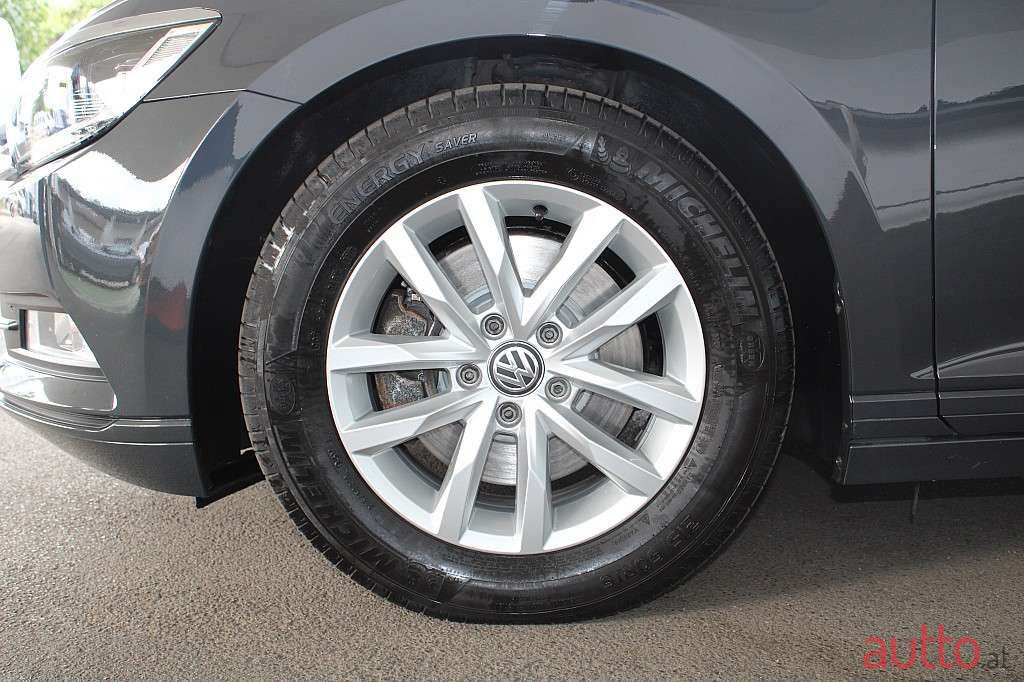 2017' Volkswagen Passat photo #4