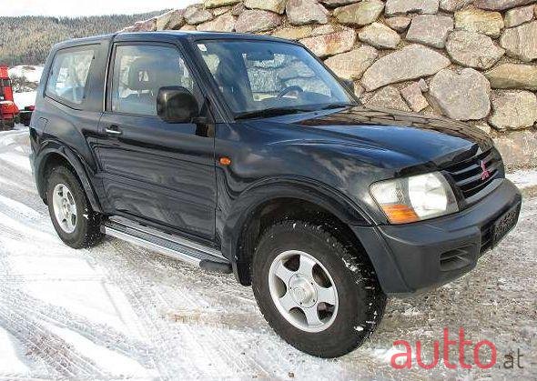 2001' Mitsubishi Pajero photo #1