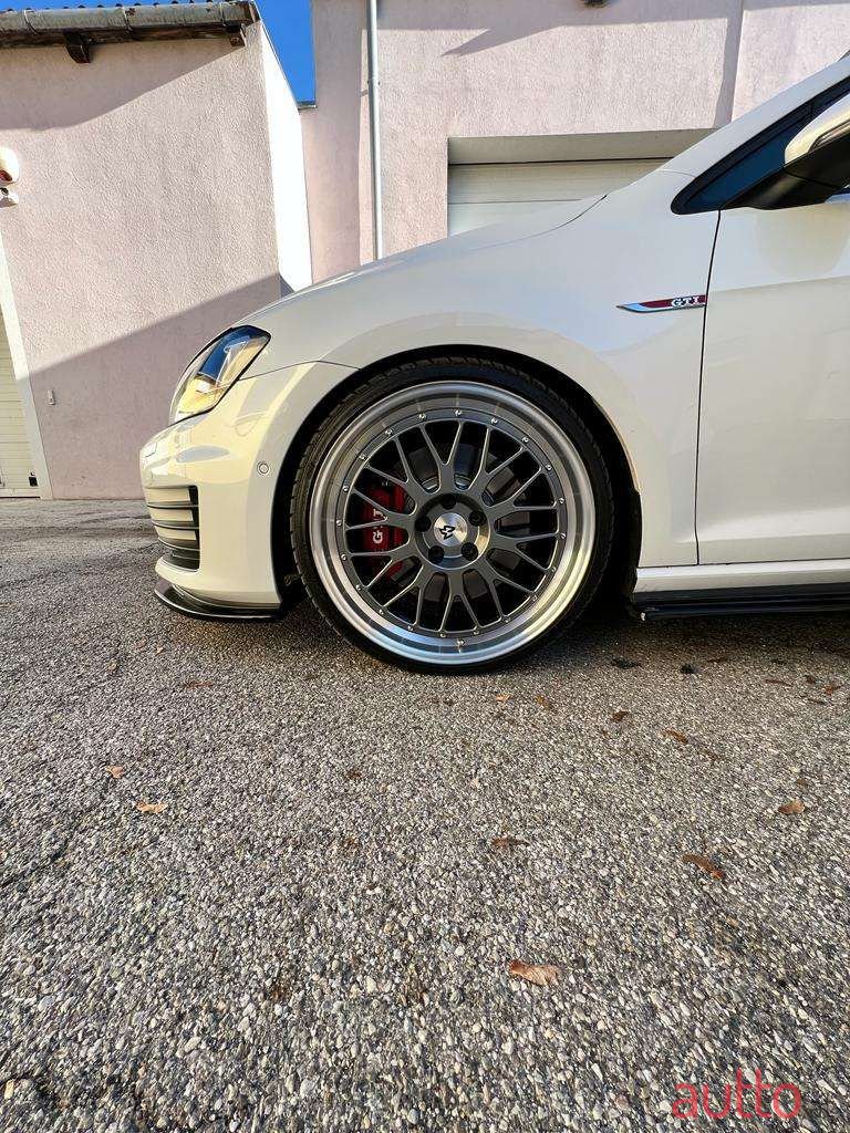 2016' Volkswagen Golf photo #3