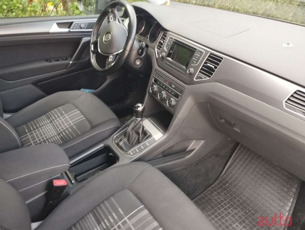 2015' Volkswagen Golf photo #5