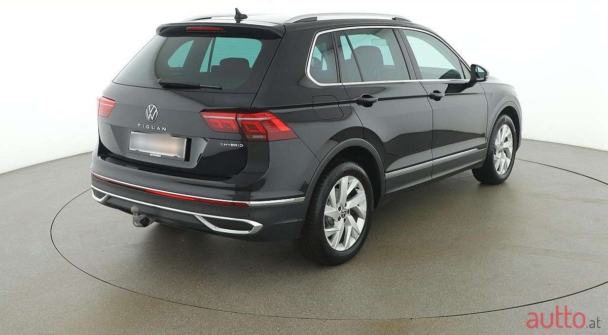 2021' Volkswagen Tiguan photo #5