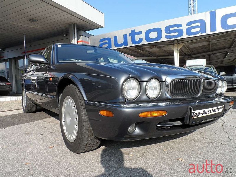 2002' Jaguar XJ photo #3