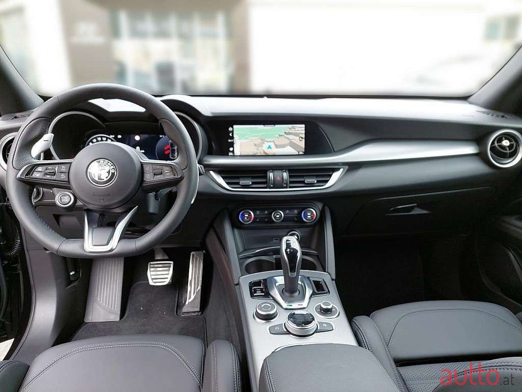 2024' Alfa Romeo Stelvio photo #2