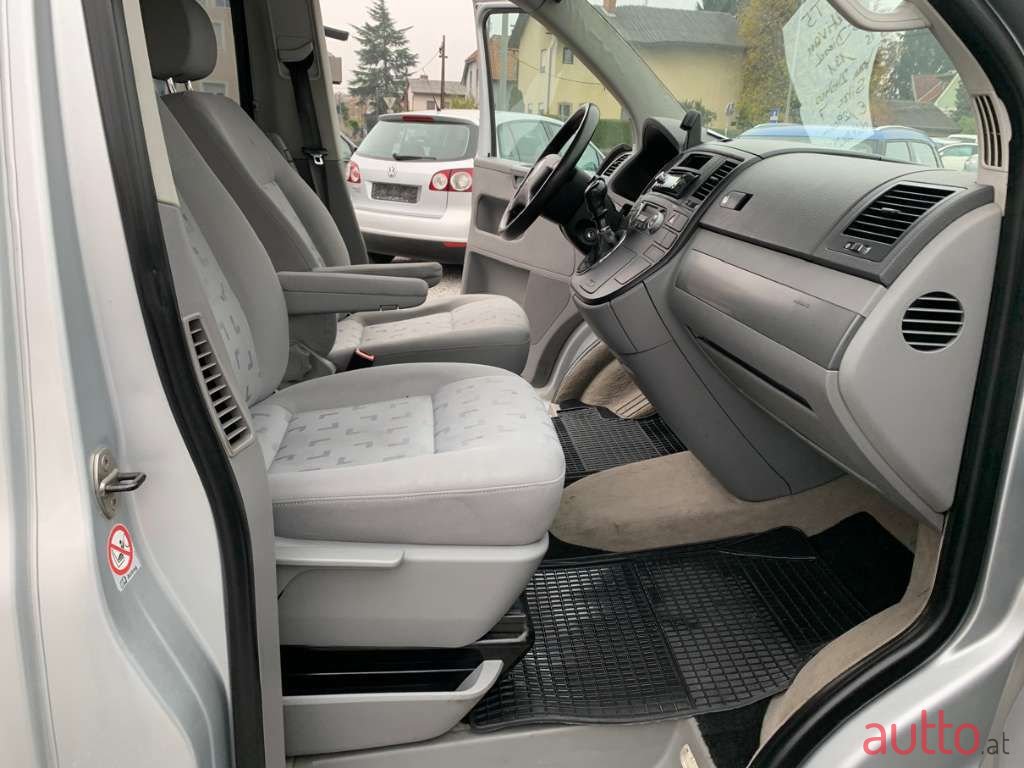2005' Volkswagen Multivan photo #3