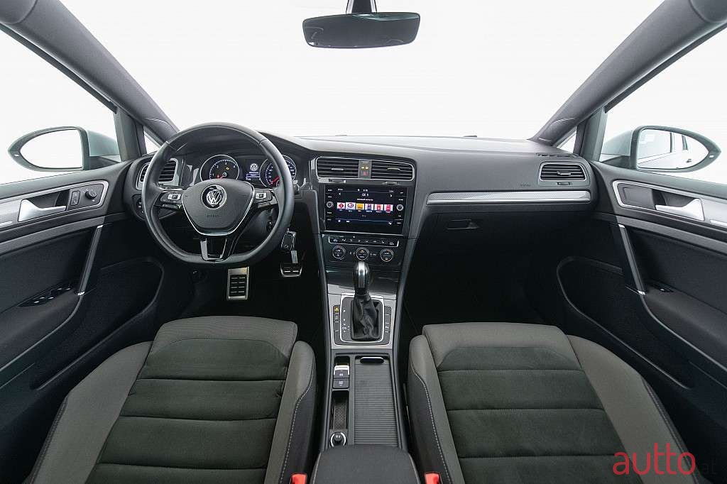 2019' Volkswagen Golf photo #4