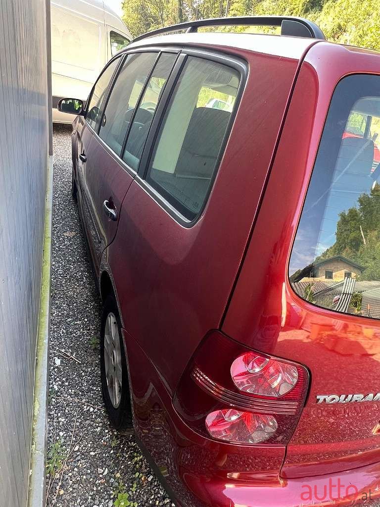 2007' Volkswagen Touran photo #3