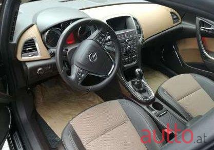 2012' Opel Astra photo #3