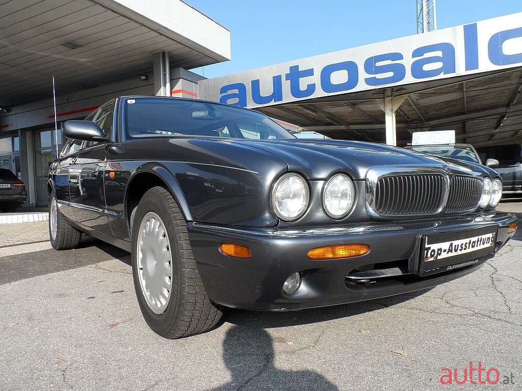 2002' Jaguar XJ photo #3