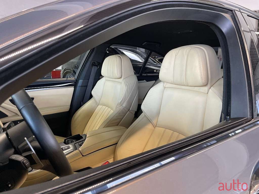 2011' BMW 5Er-Reihe photo #3