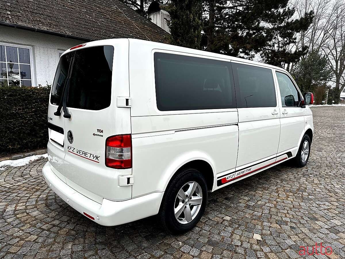 2009' Volkswagen Caravelle photo #3