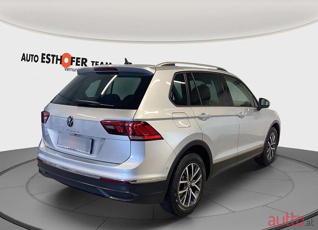 2021' Volkswagen Tiguan photo #3
