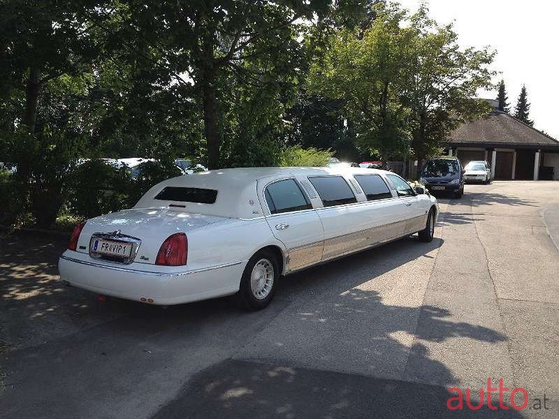 2002' Lincoln Town Car photo #4