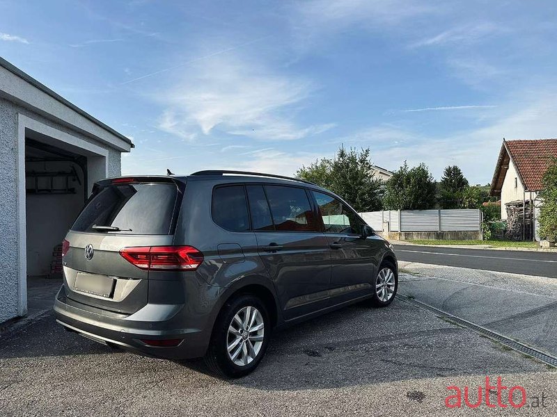 2018' Volkswagen Touran photo #3