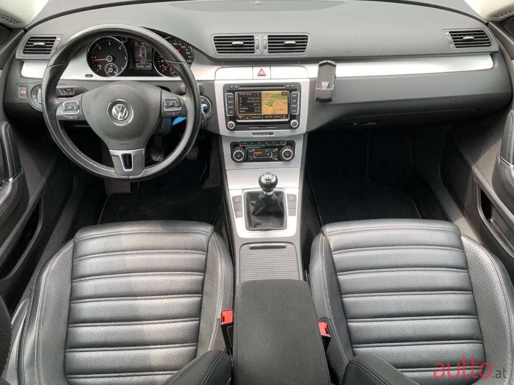 2010' Volkswagen Passat photo #2