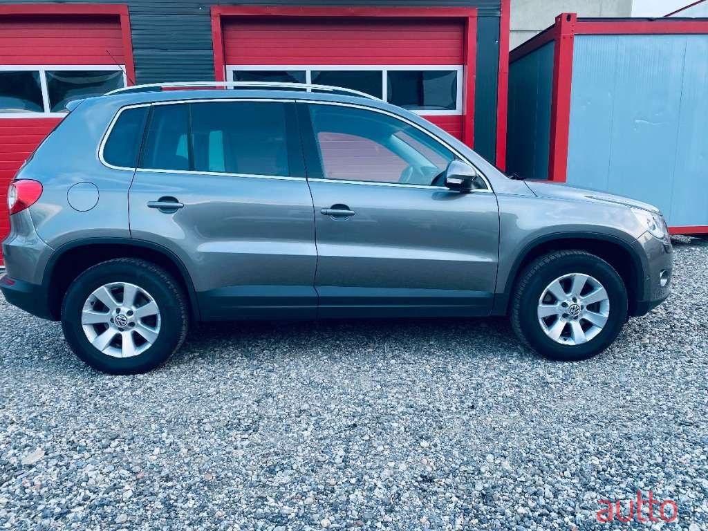2010' Volkswagen Tiguan photo #3