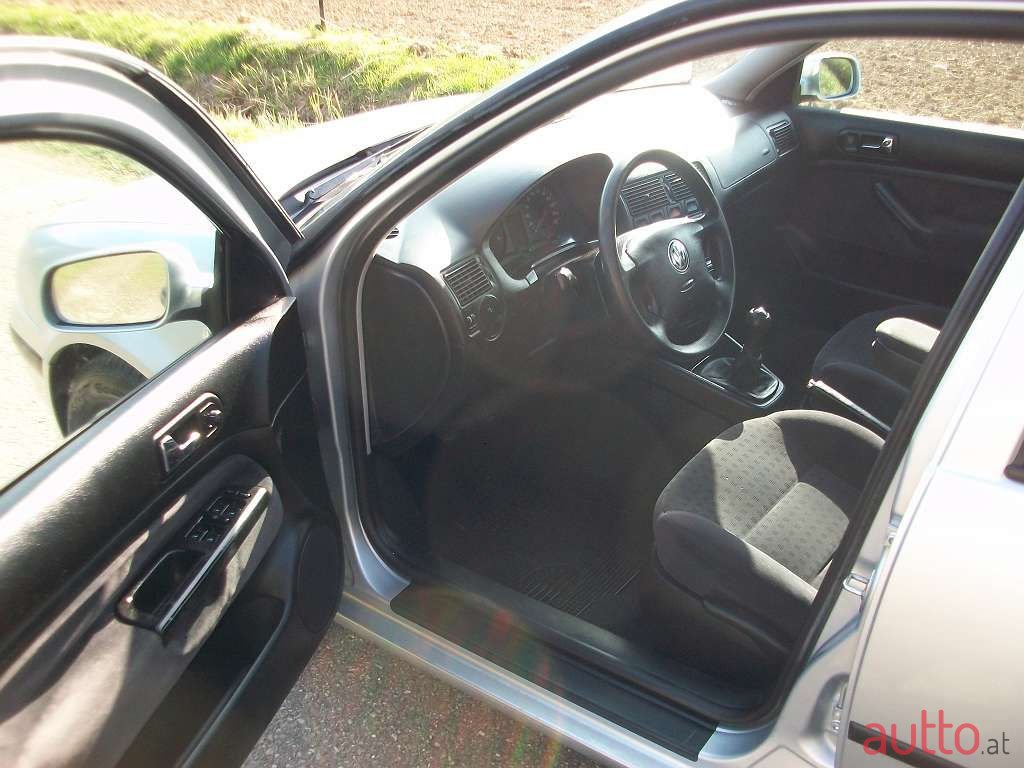 2002' Volkswagen Golf photo #5