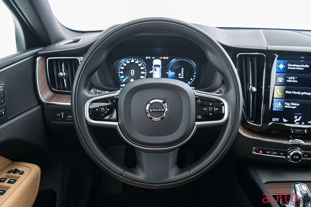 2019' Volvo XC60 photo #5