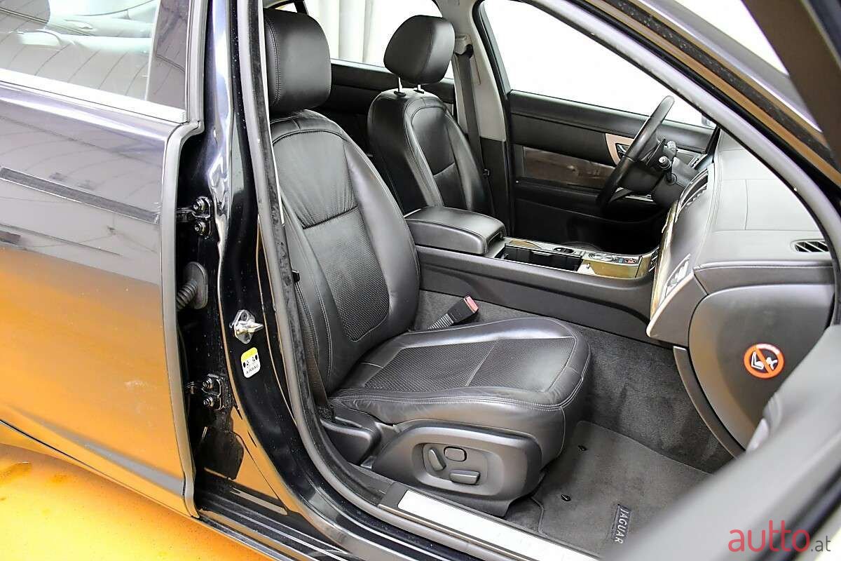 2008' Jaguar XF photo #6