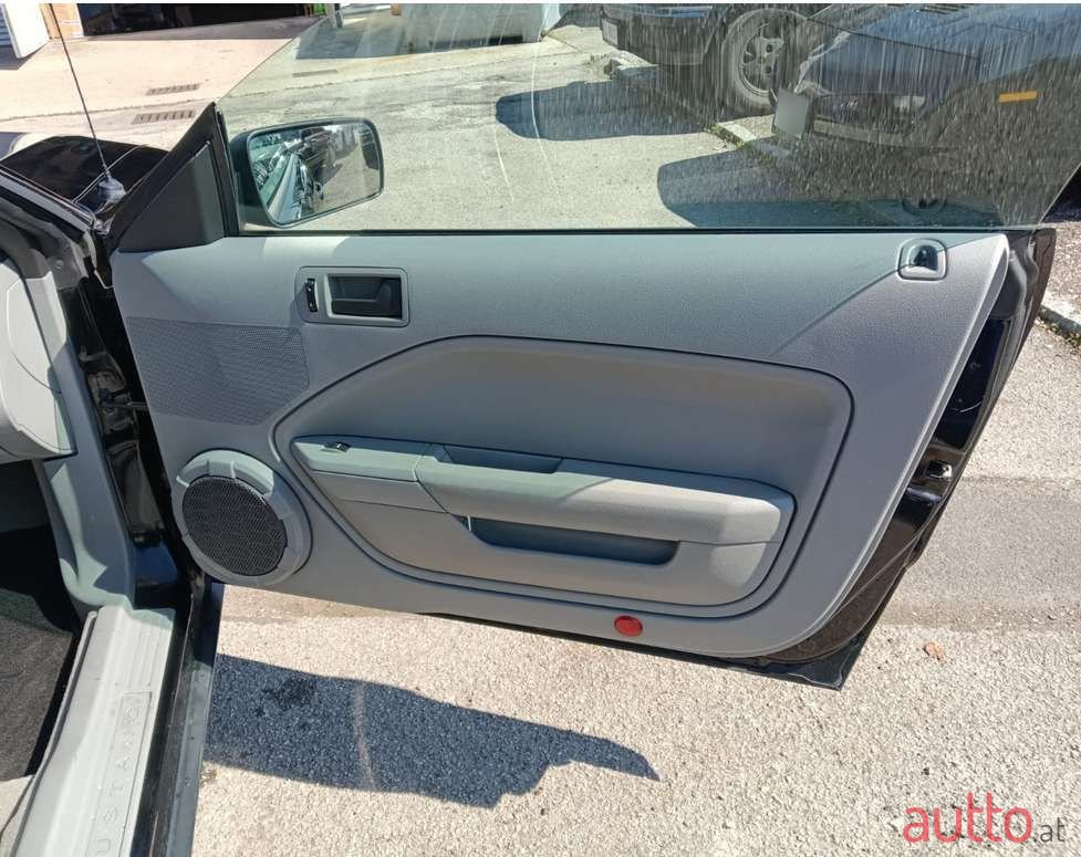 2005' Ford Mustang photo #6