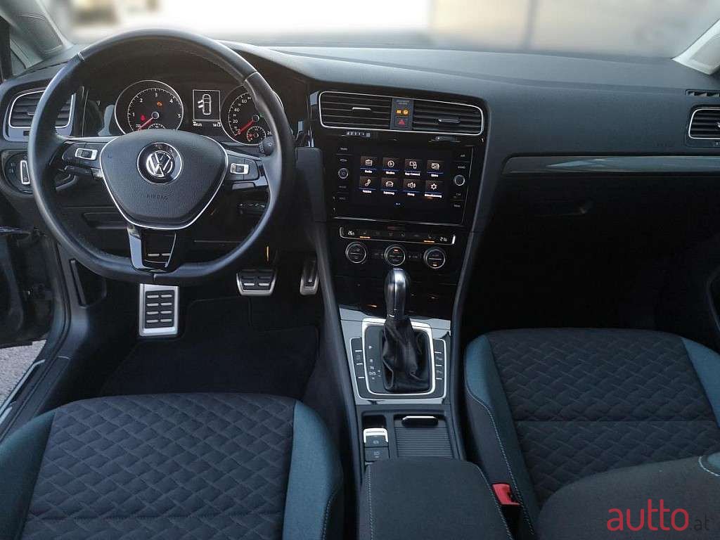 2019' Volkswagen Golf photo #2