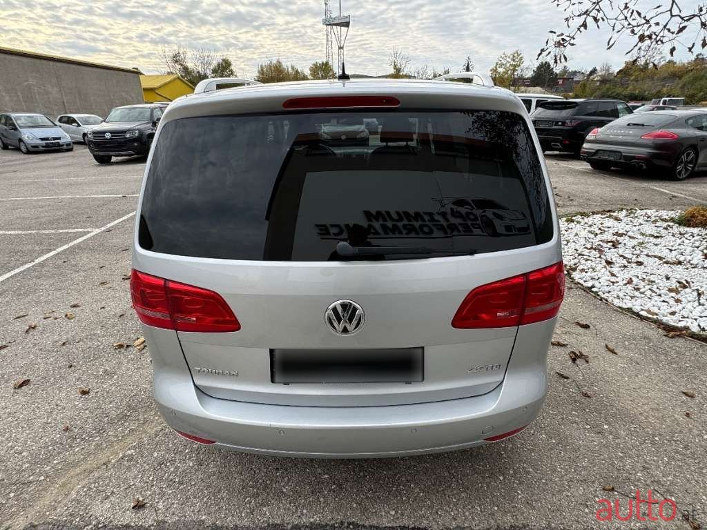 2011' Volkswagen Touran photo #6
