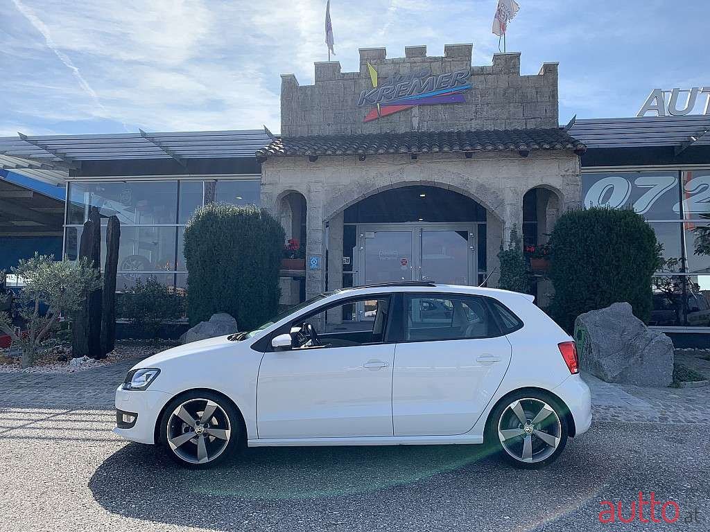 2011' Volkswagen Polo photo #1