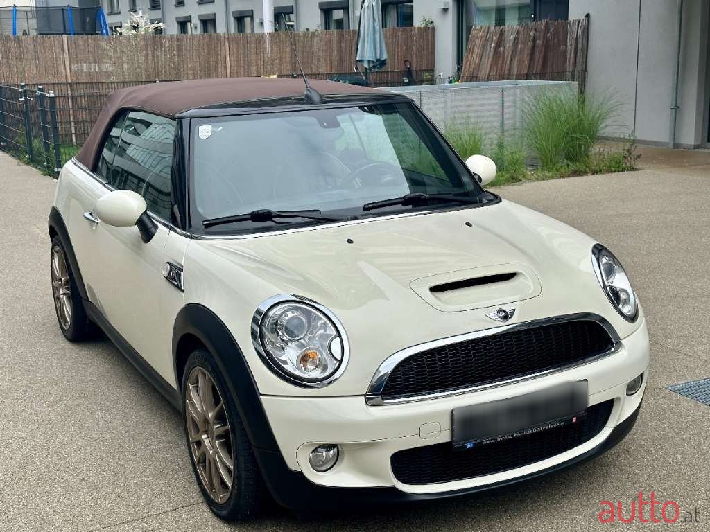 2010' MINI Cabrio photo #2