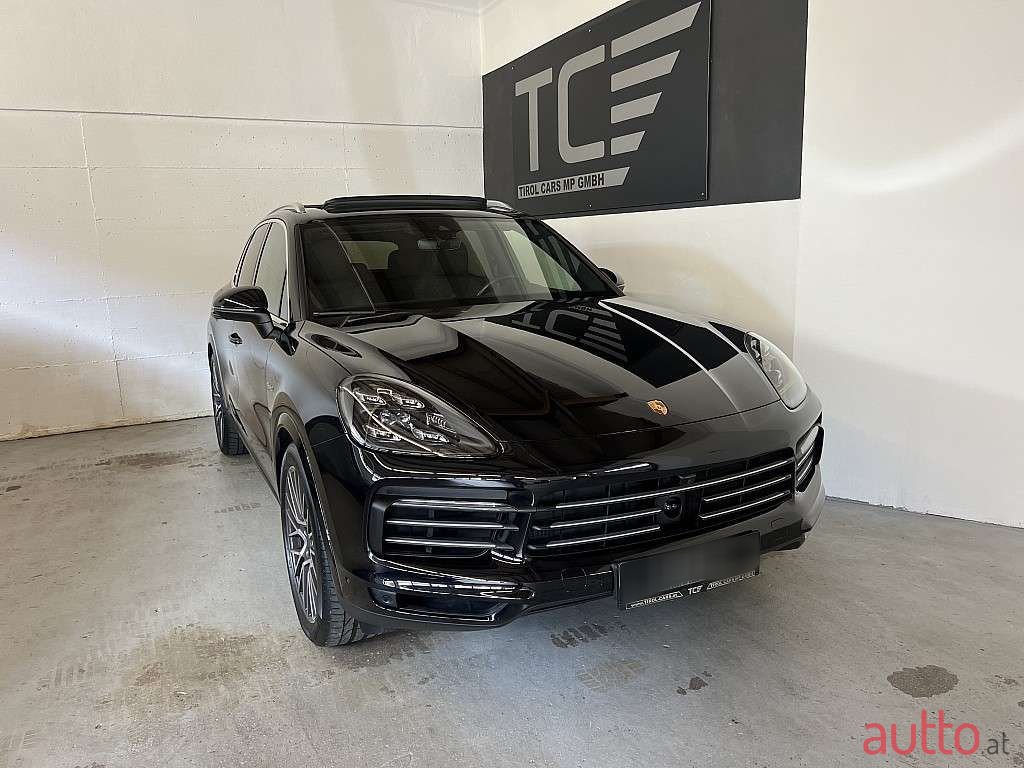 2021' Porsche Cayenne photo #2