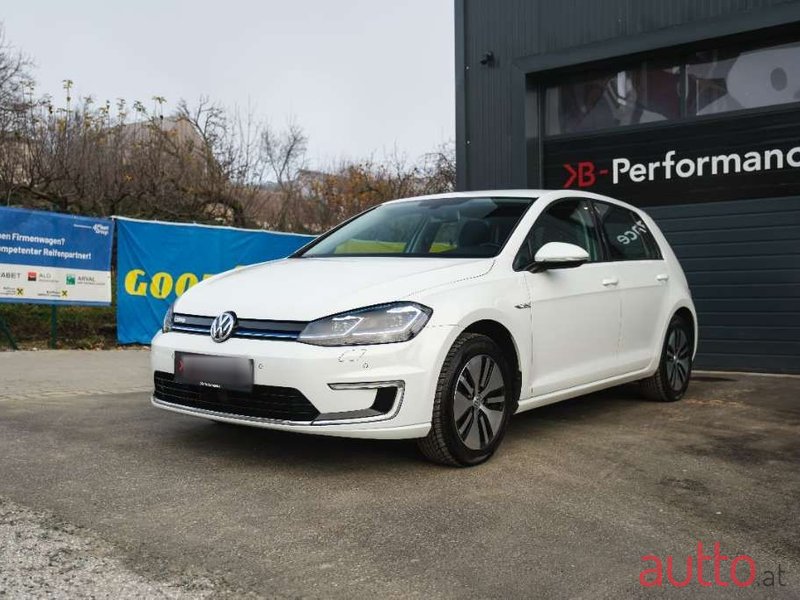 2017' Volkswagen Golf photo #4