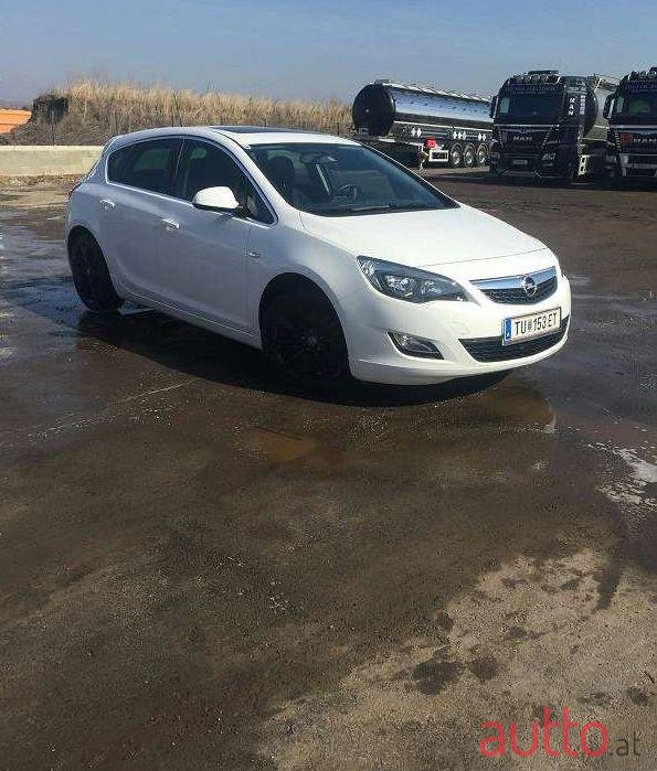 2011' Opel Astra photo #1