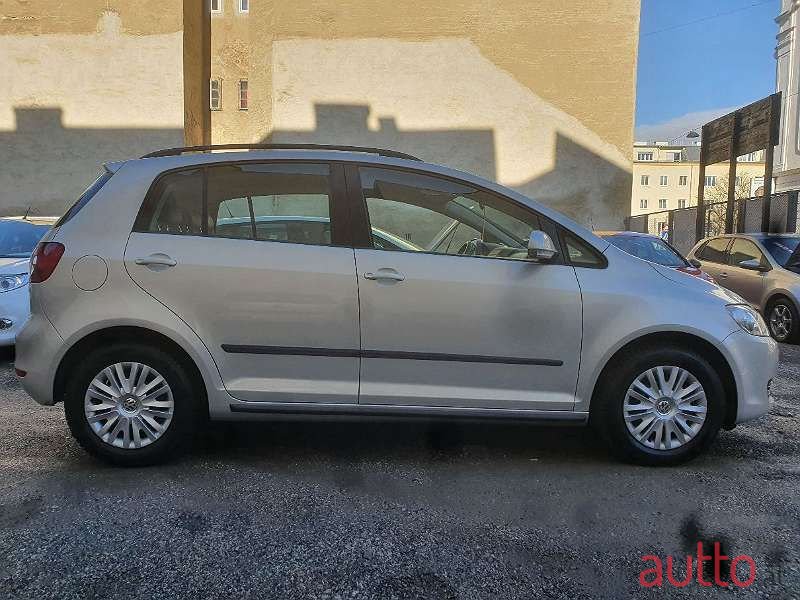 2011' Volkswagen Golf photo #5