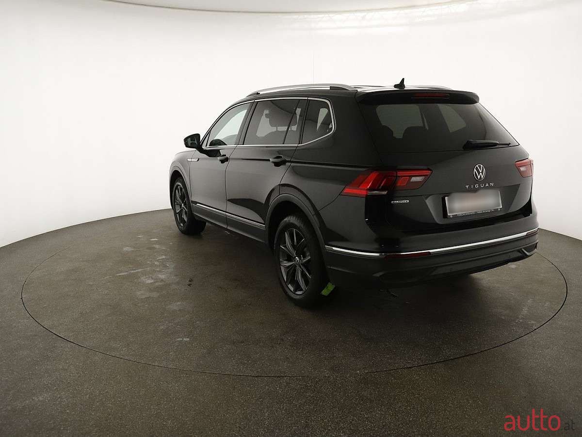 2022' Volkswagen Tiguan photo #2