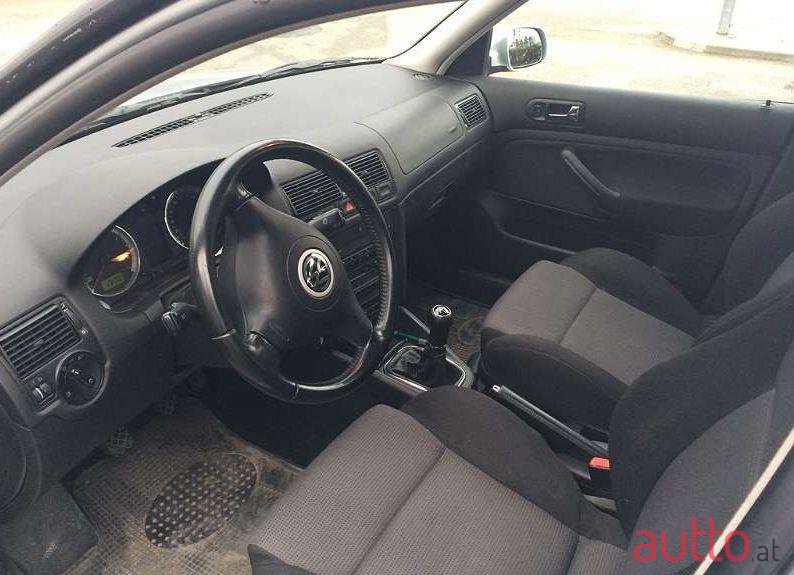 2002' Volkswagen Golf photo #2