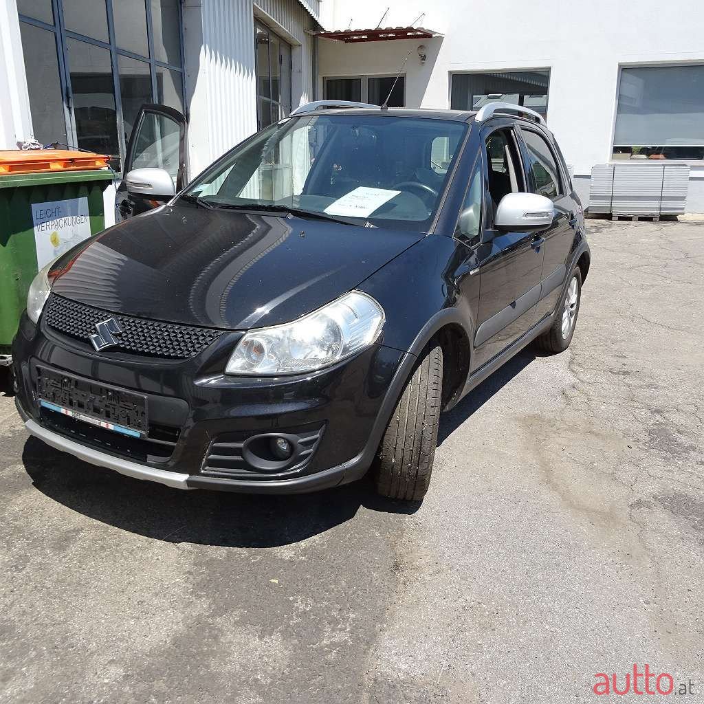 2013' Suzuki SX4 photo #1