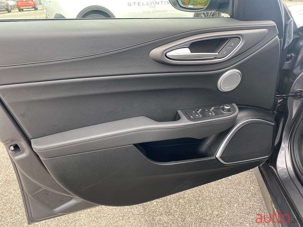 2020' Alfa Romeo Giulia photo #4