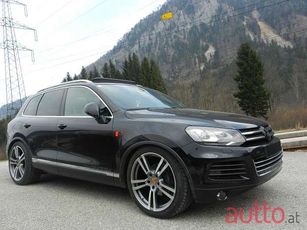 2011' Volkswagen Touareg photo #3