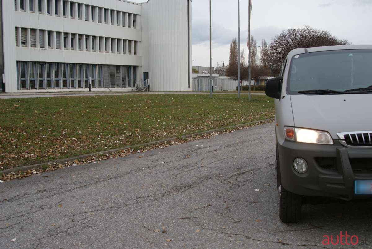 2003' Hyundai Starex photo #3