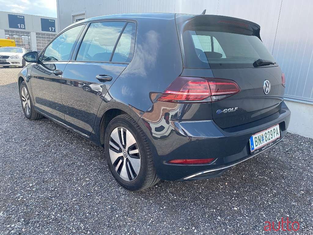 2017' Volkswagen Golf photo #4