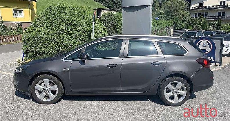 2012' Opel Astra photo #2